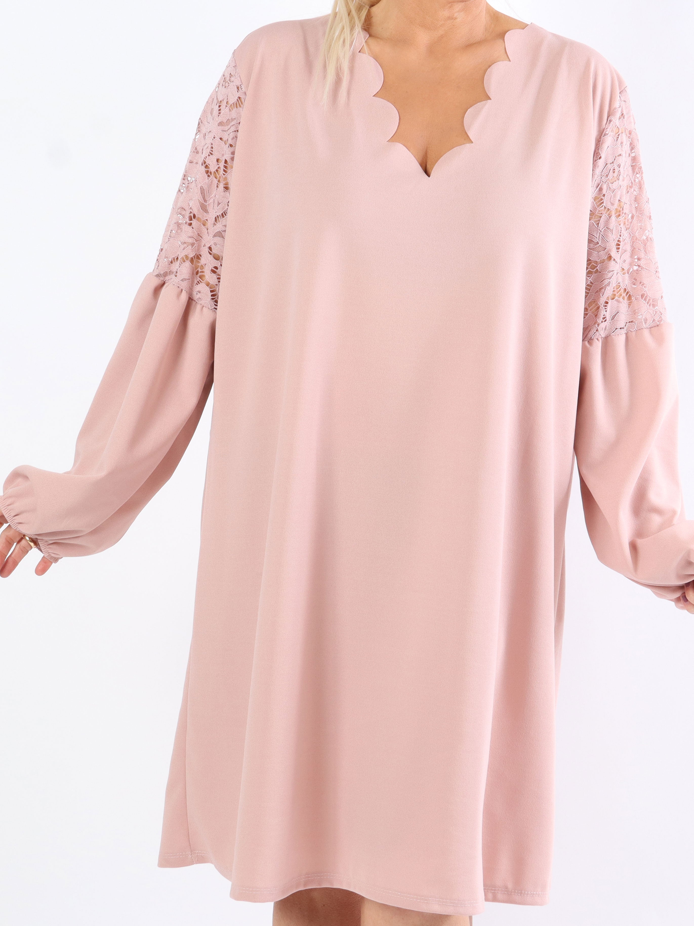 Cenobia - Feminin plus size klänning med spets och ballongärmar